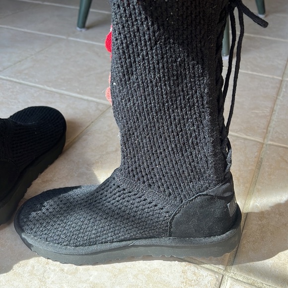 UGG RARE knit boots, Size 7, black with colorful knitted flowers - Picture 3 of 9